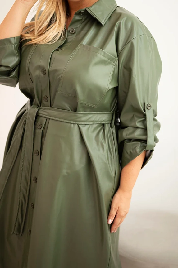Damenkleid aus Kunstleder in Plus Size mit Gürtel und Kragen khaki