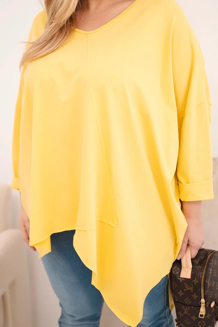 Moteriška medvilninė bluzka Plus Size su asimetriniu apačiu ir V formos iškirpte geltona