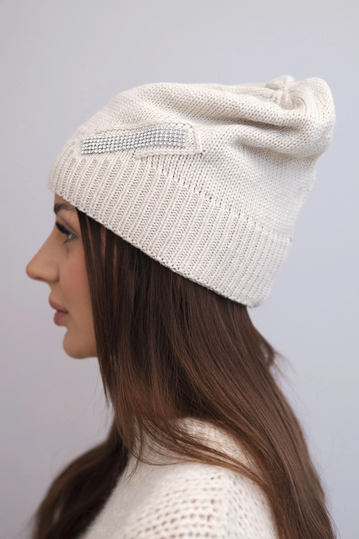 Damenwintermütze aus Wolle mit dekorativem Zirkonband K402 hellbeige