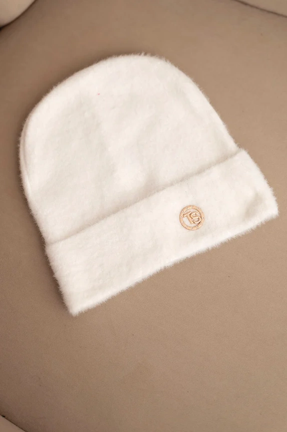 Soft women's alpaca hat with decorative plate ecru