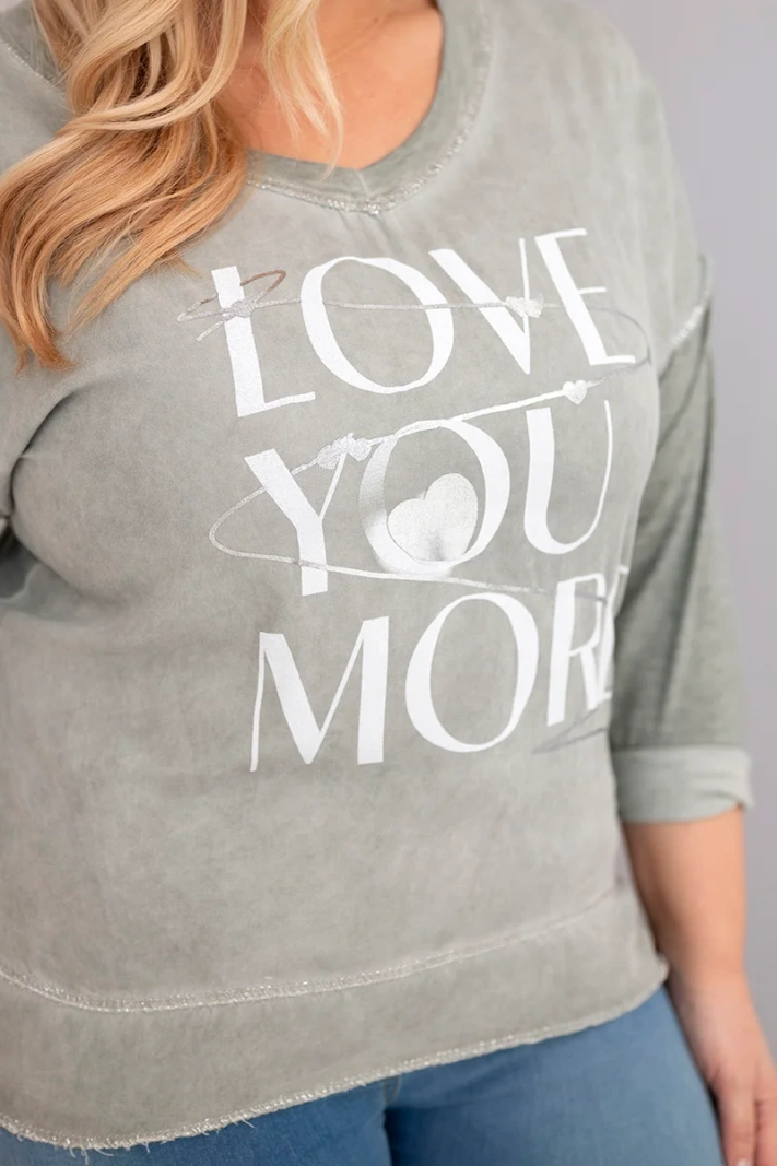 Damenbluse Plus Size mit dem Aufdruck Love You More khaki