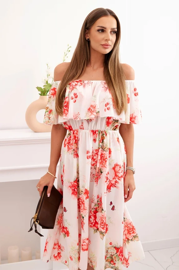 Damenkleid mit Rüschen und nackten Schultern mit Blumen rot