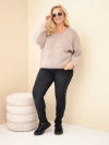 Moteriškas megztinis Plus Size su V formos iškirpte ir plačiomis rankovėmis tamsiai smėlio spalvos