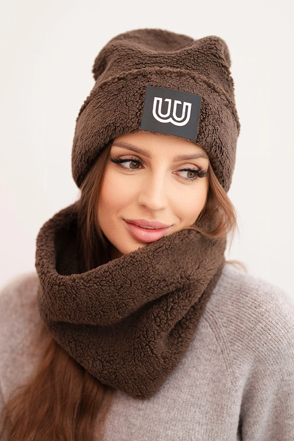 Damen Komplettset aus Fleece mit Mütze und Schal mit dekorativem Aufnäher braun