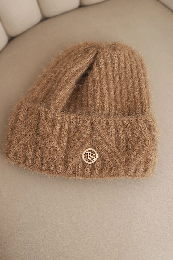 Dámská zimní čepice z huňaté příze a s elegantním knoflíkem camelová