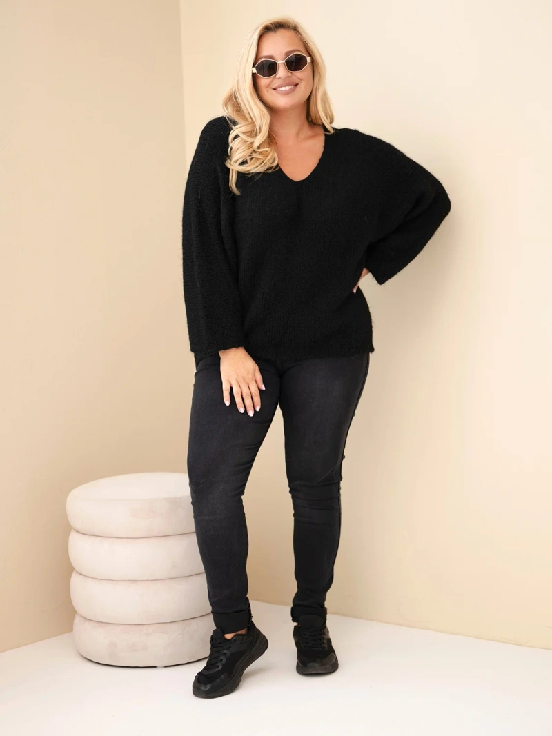 Dámsky sveter Plus Size s výstrihom do V a širokými rukávmi čierny
