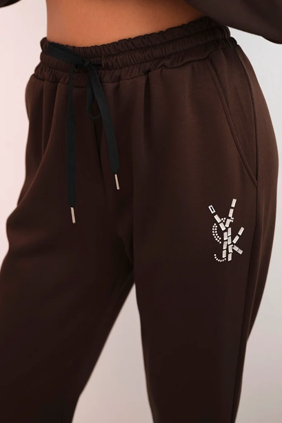 Damenanzug mit Viskose, mit Verzierungen und elastischen Hosen braun