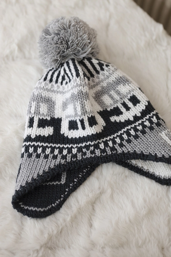 Cap with a pompom Rosa K368 white+graphite+dark grey