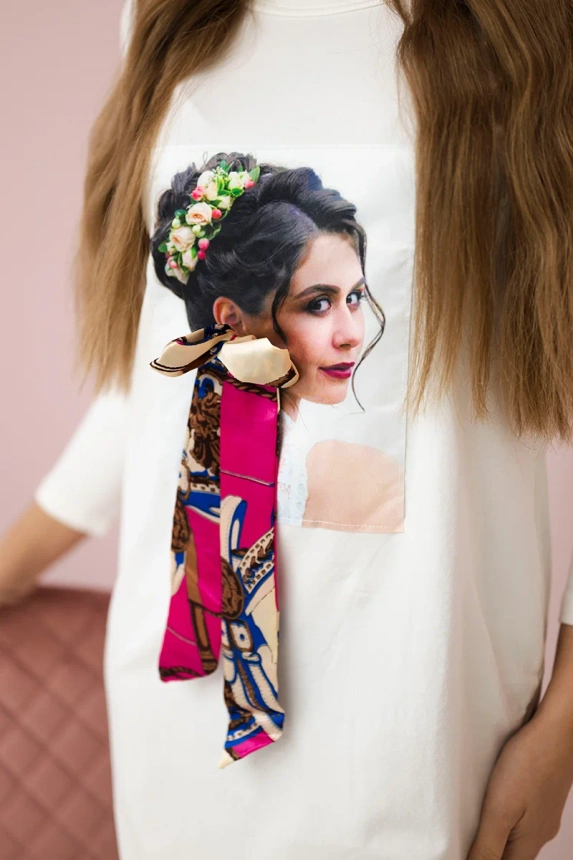 Dress with graphics and colorful bow 3D ecru