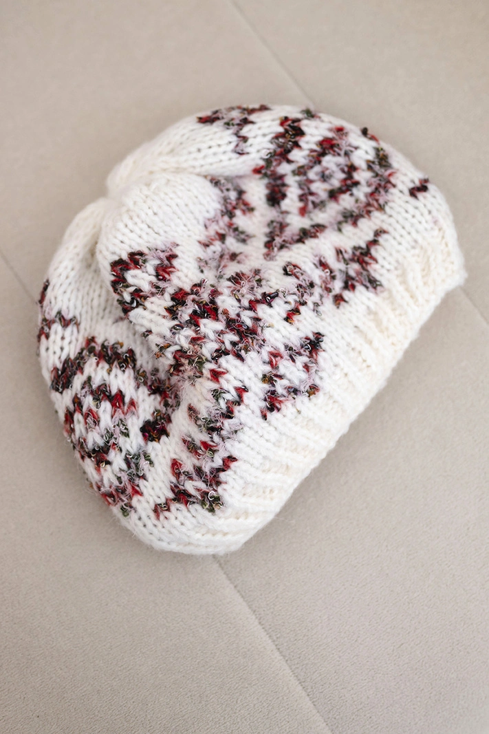 Women's winter hat with colorful patterns and a thick ribbed cuff K353 ecru + red