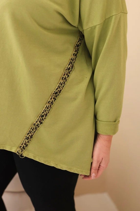 Damenbluse Plus Size aus Baumwolle mit aufgerolltem Ärmel und Paspel in Leopardenmuster olivgrün