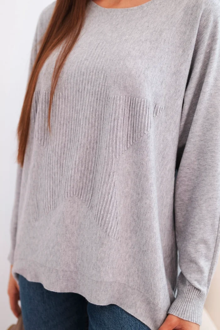 Damenpullover mit längerem Rücken und geprägtem Stern grau