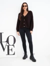 Dámsky sveter na gombíky s vlnou a výstrihom do V hnedý