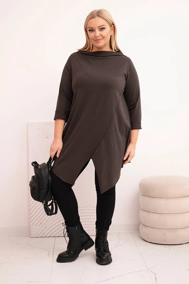 Bluzka damska bawełniana Plus Size asymetryczna z podwijanym rękawem brązowa