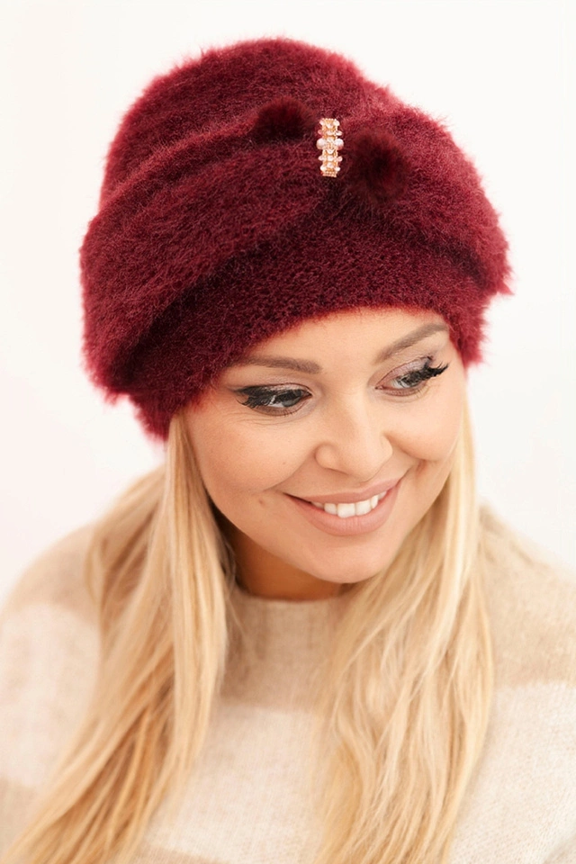 Czapka damska zimowa puszysta z ozdobą i futerkiem bordowa