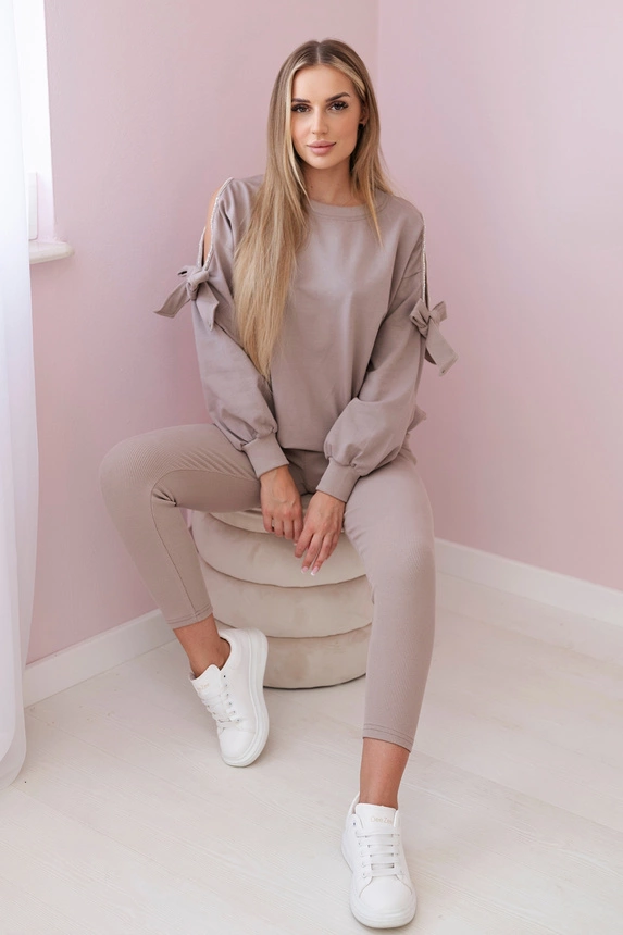 Ein Set Sweatshirt mit Schleife an den Ärmeln und Leggings Dunkelbeige