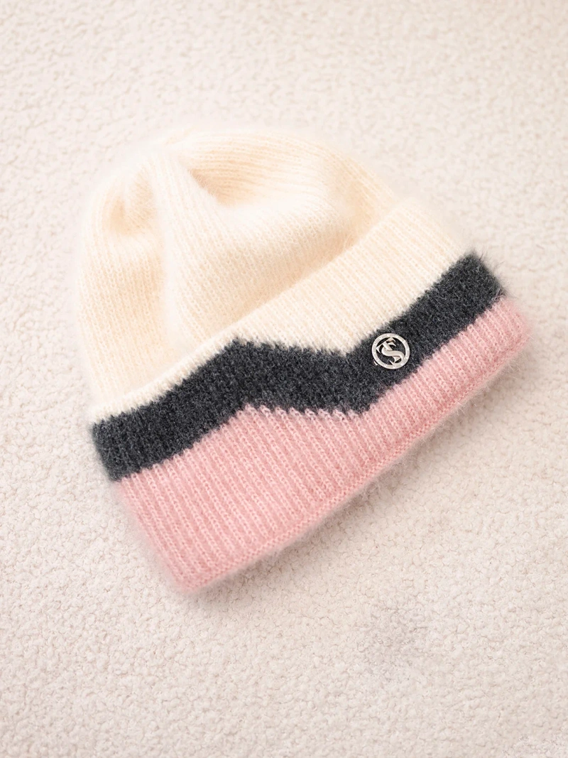 Moteriška beanie kepurė su reljefiniu raštu ir papuošimu smėlio spalvos+rausvos spalvos milteliai