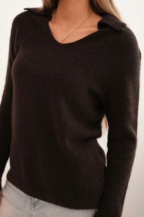 Women's sweater made of baby alpaca with a collar and V-neck brown
