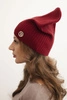 Women's ribbed cap with decorative button made of viscose and modal burgundy