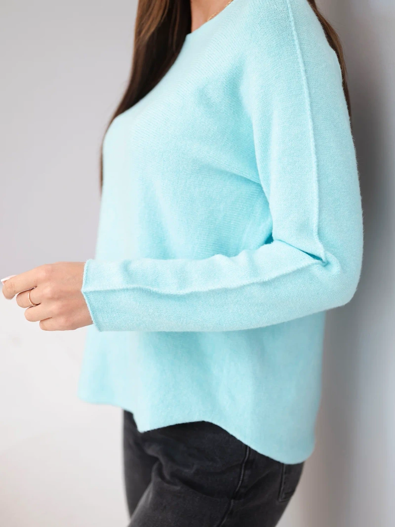 Women's sweater made of viscose with long sleeves and a round neckline mint
