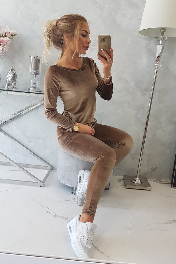 Velor set with ruffles at the back brown