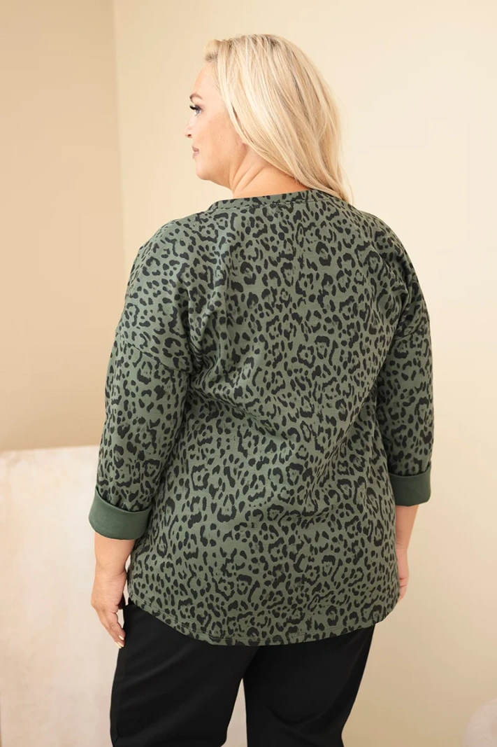 Dámská halenka Plus Size s leopardím vzorem a delším zadním dílem khaki