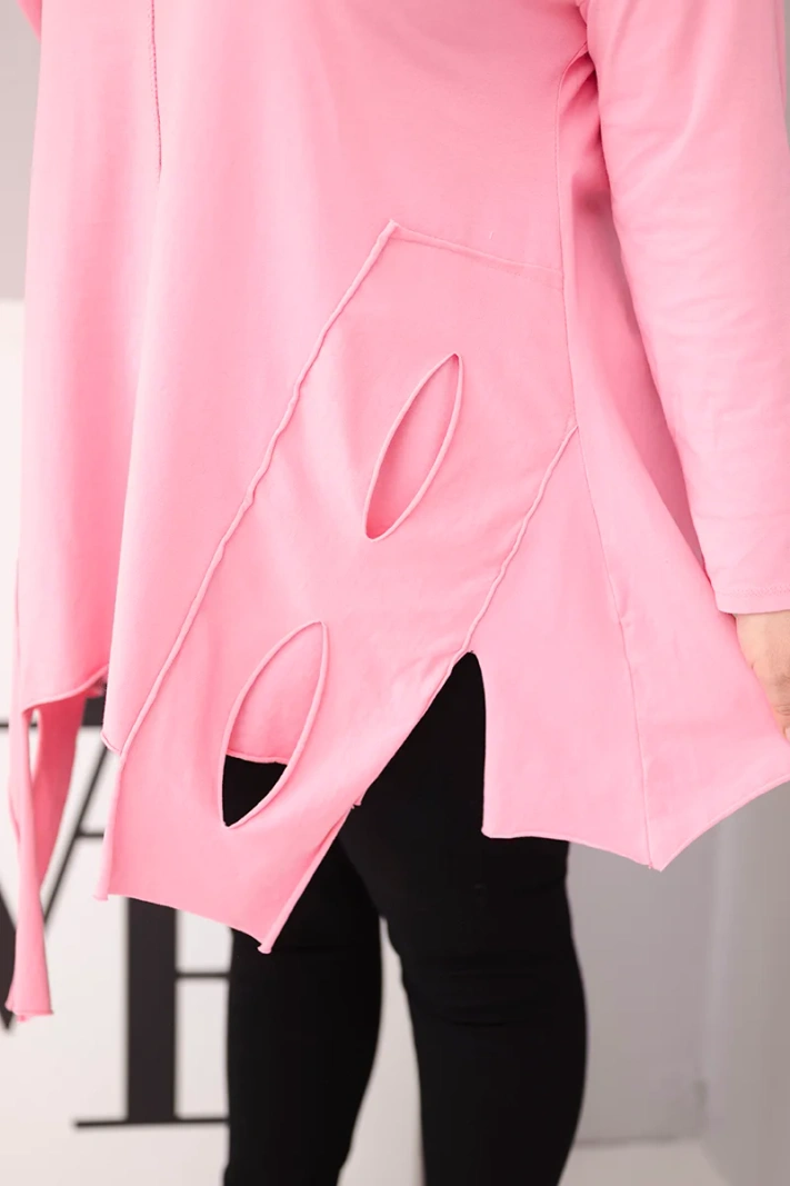 Damenbluse aus Baumwolle in Plus Size mit asymmetrischem Saum und Ausschnitten hellrosa