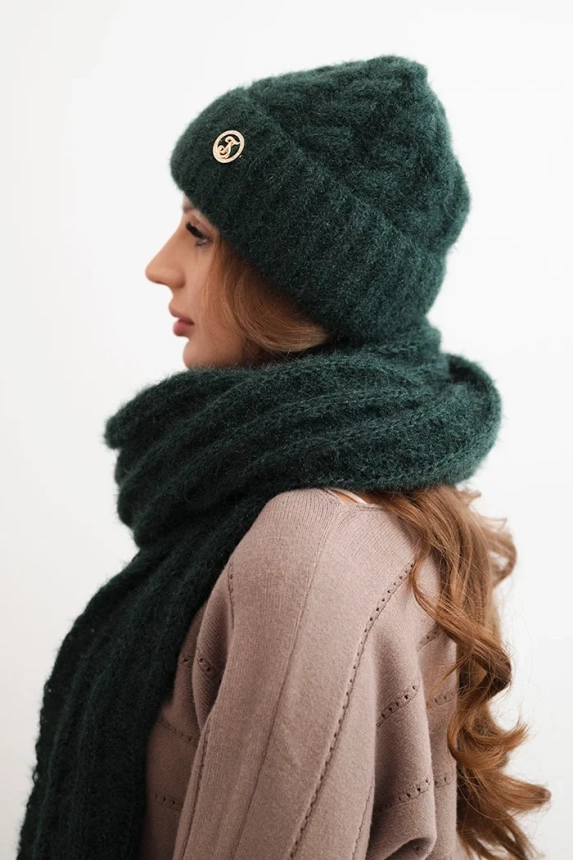 Women's set hat and scarf with ribbed pattern and decoration dark green