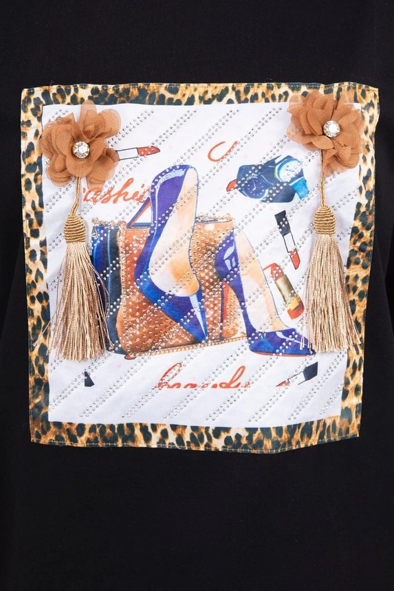 Blouse with graphics 3D and decorative pom pom black