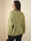 Damenpullover mit dekorativem Detail am Ausschnitt olive