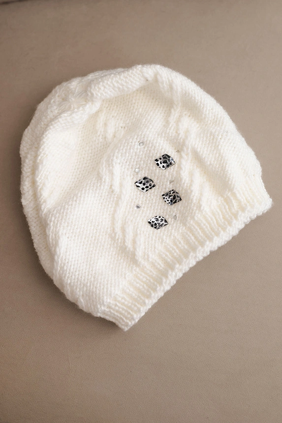 Women's winter wool hat with decorative appliqués K468 white