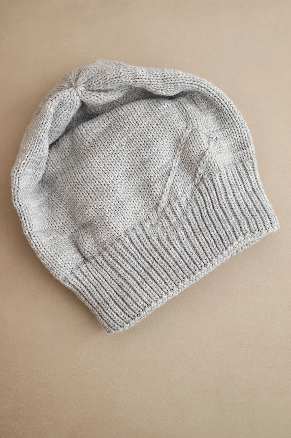 Damenwintermütze aus Wolle mit Rippstrick K471 grau