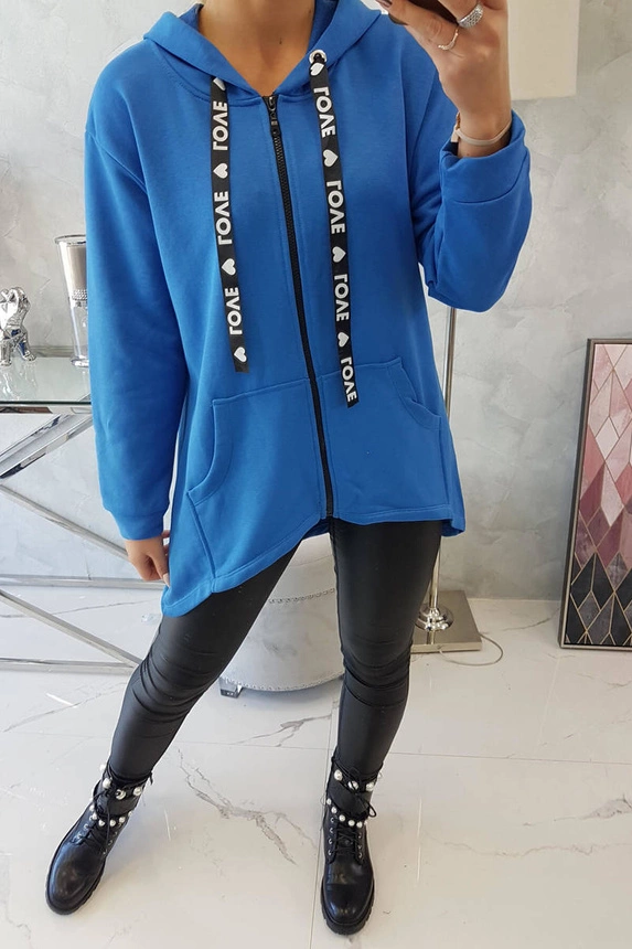 Bluza z dłuższym tyłem i kapturem chabrowa