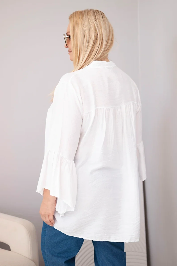 Moteriška palaidinė Plus Size iš viskozės su volaninėmis rankovėmis ir V formos iškirpte balta