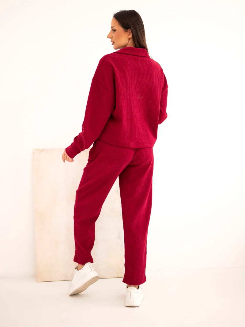 Damenanzug aus samtigem Viskose mit Jacke und Hose mit Gürtel bordowy