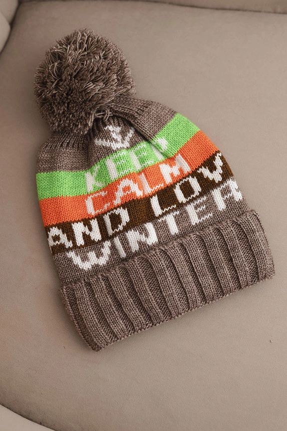 Damenwintermütze aus Wolle mit Schriftzug und großem Pompom K422 cappuccino
