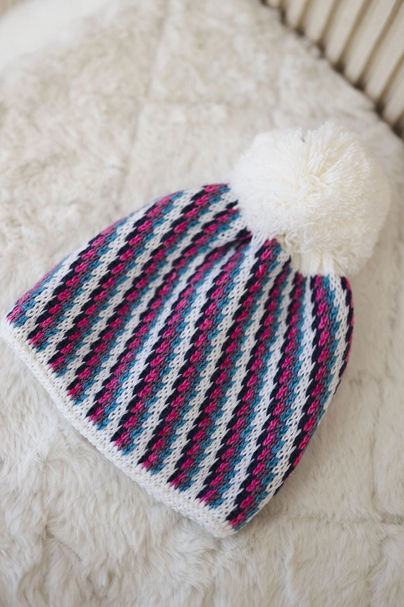 Cap with a pompom Hanna K328 white+jeans