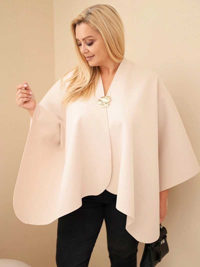 Dámske pončo plus size s brošňou béžová