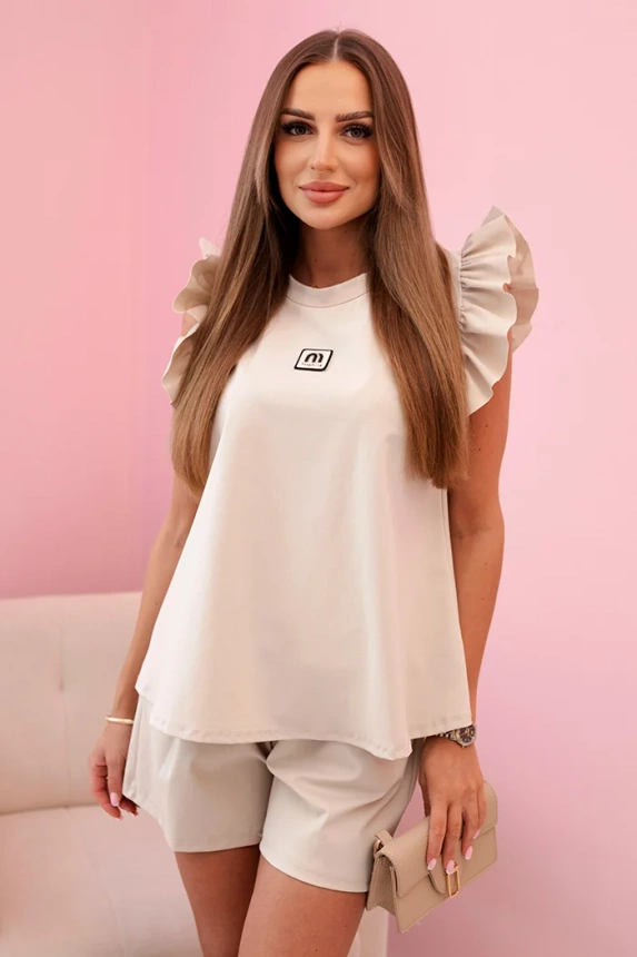 Damen-Set mit Rüschen – eine kurzärmelige Bluse und Shorts mit Gummizug beige