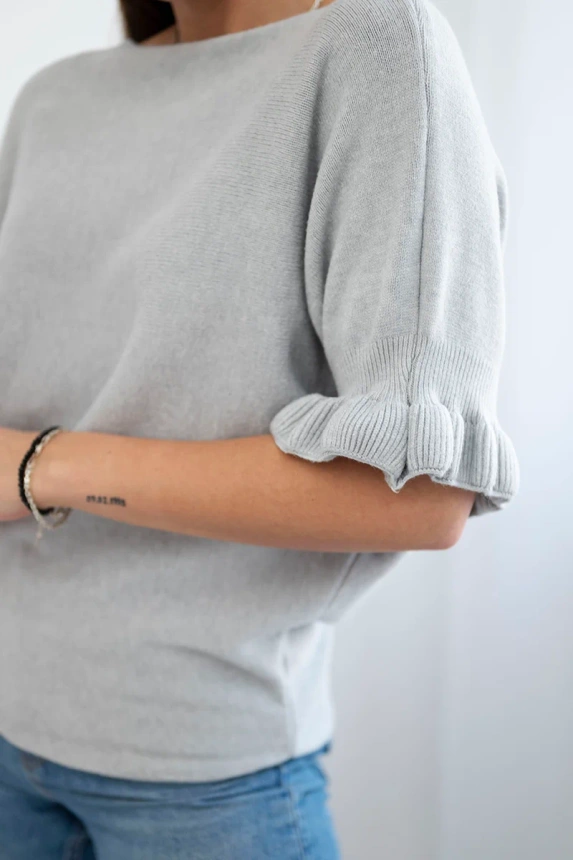 Megztinis su raukiniu ant rankovės pilka