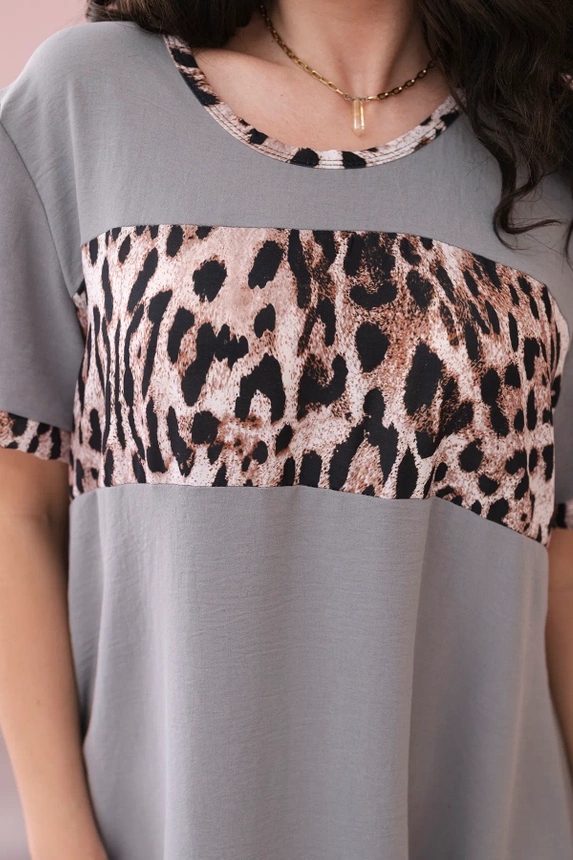 Kleid mit Leopardenmuster grau