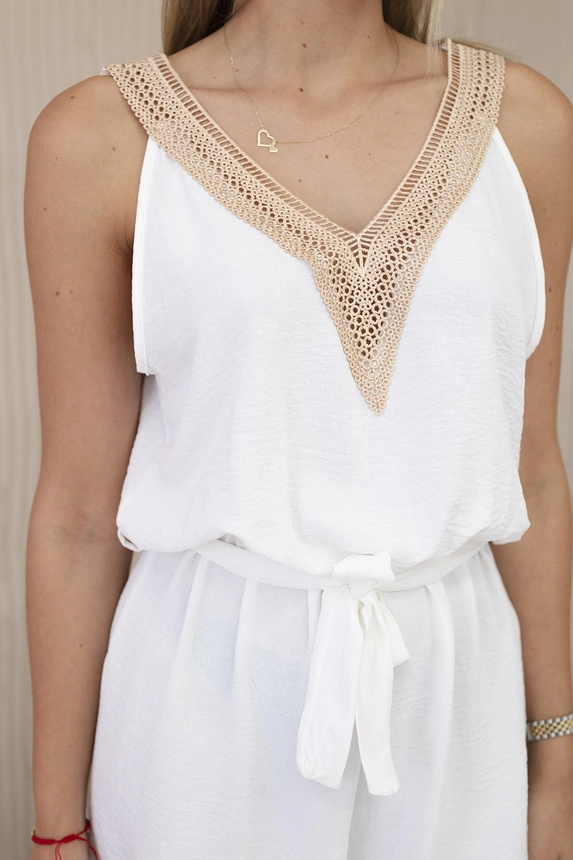 Kurzer Jumpsuit mit dekorativer Spitze ecru