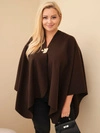 Narzutka damska ponczo Plus Size z broszką brązowa