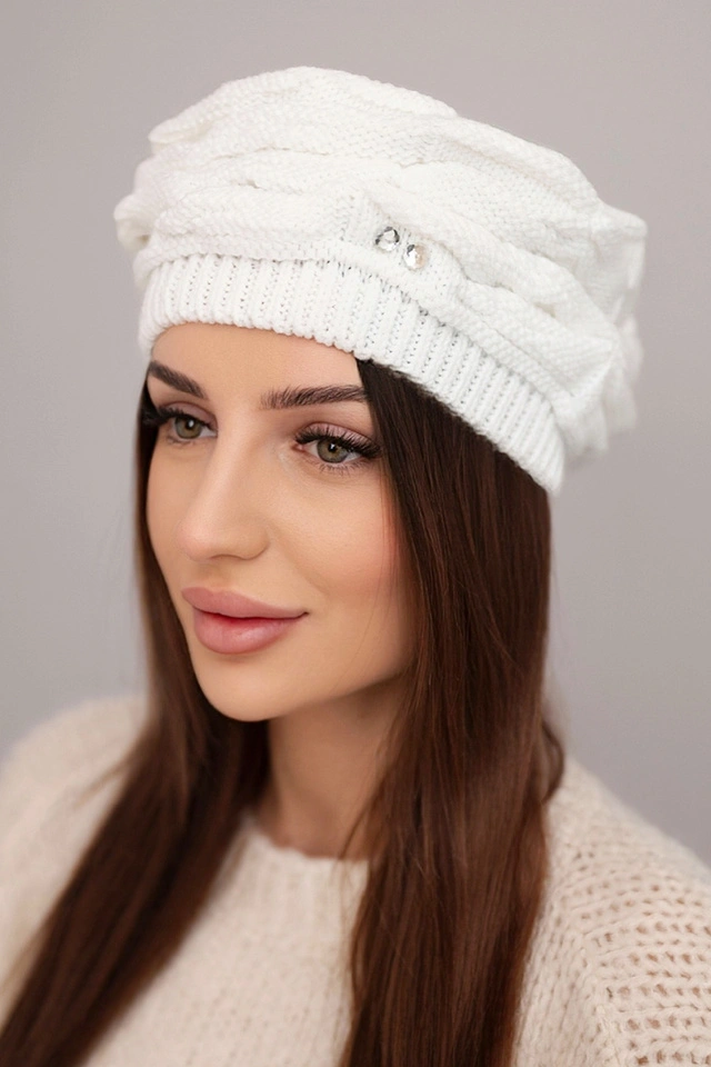 Damenwintermütze mit dekorativem Muster und Kristallen K398 weiß