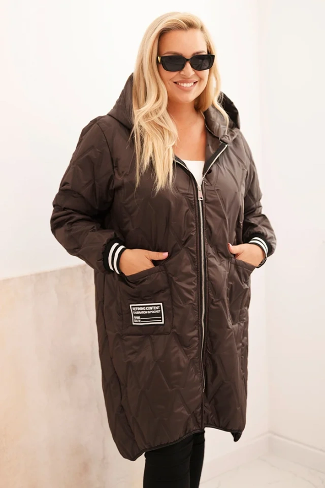 Kurtka damska Plus Size pikowana z kapturem i sportowymi mankietami brązowa