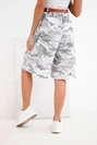 Damen-Shorts mit Gürtel und Camouflage-Muster für den Sommer grau