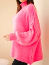 Sweter damski oversize z dodatkiem wełny z golfem i szerokimi rękawami różowy neon