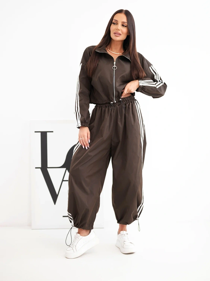 Dámský bavlněný komplet s oversized kalhotami a kontrastními lampasy hnědý