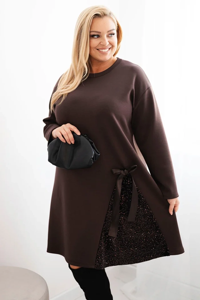 Sukienka damska Plus Size z ozdobną wstawką z cekinami brązowa