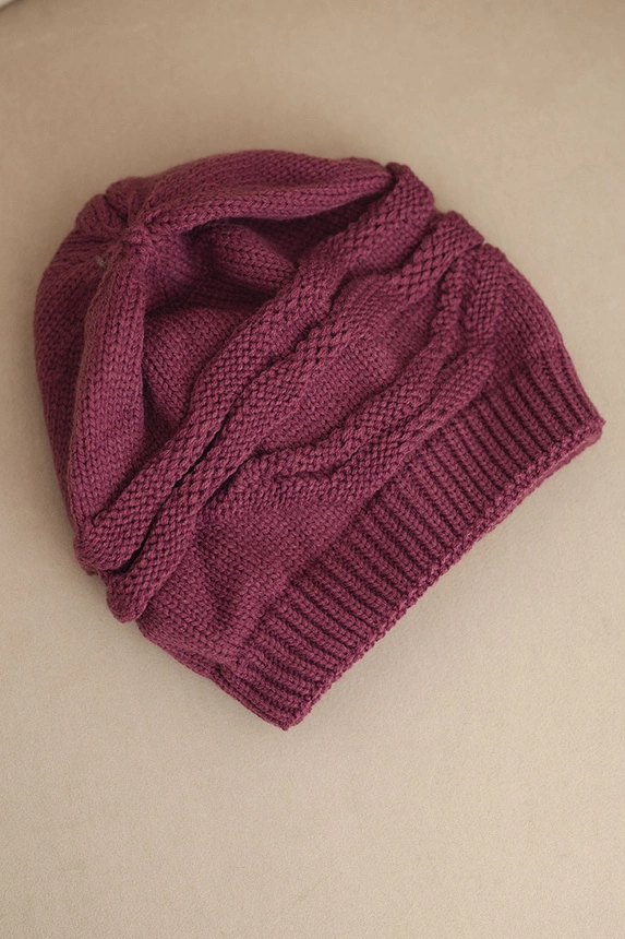 Czapka damska zimowa wełniana z ozdobnym splotem K429 ciemno fioletowa